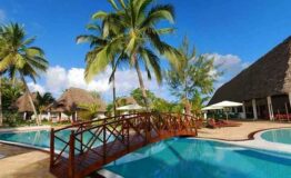 uroa beach resort pool