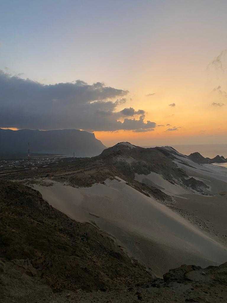 Relacja z wyprawy na Sokotra - majestatyczne widoki na Sokotra o zachodzie słońca - blog 4challenge