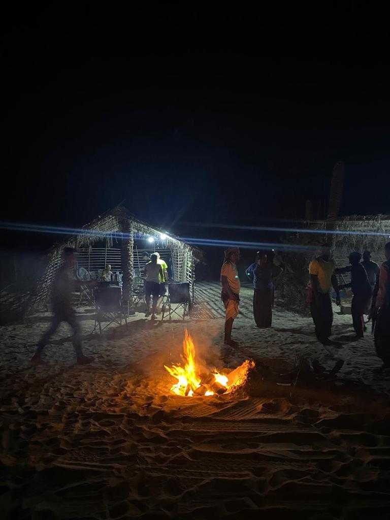 Relacja z wyprawy na Sokotra - uczestnicy wyprawy wspólnie nad ogniskiem vol.2 - blog 4challenge