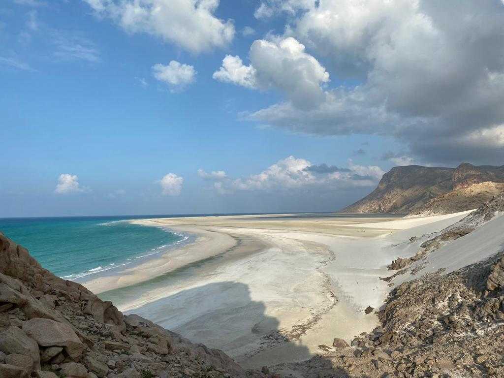 Relacja z wyprawy na Sokotra - majestatyczne widoki na plażę na Sokotra - blog 4challenge