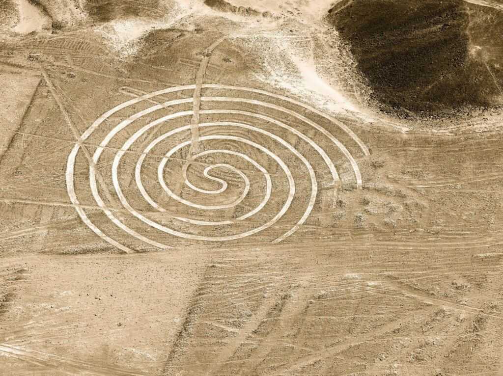 Czym są rysunki z Nazca i jaka jest ich historia? - rysunek Nazca z lotu ptaka - blog 4challenge